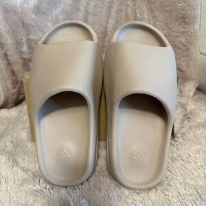 Yeezy Slide GW1934 Size 6 Unisex Color Pure